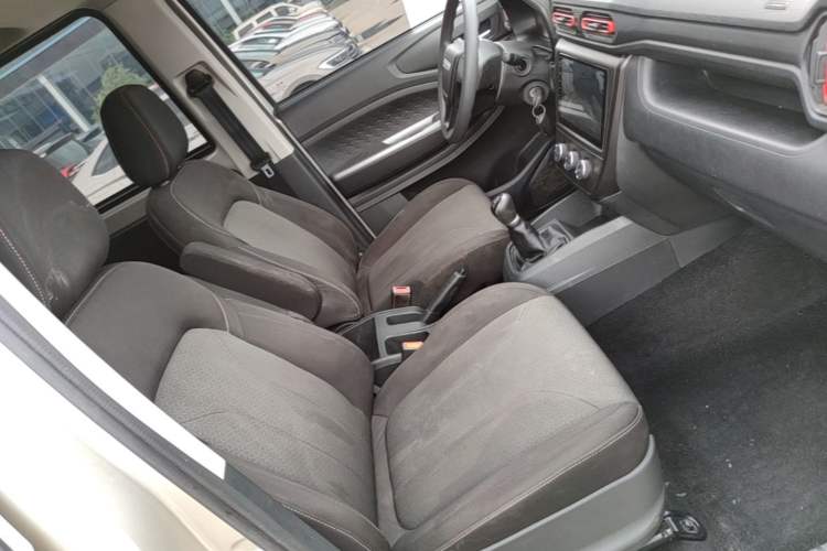 Used Dongfeng Fengon 380 2022 1.5L Comfort-Class Passenger Vehicle (Steel Spring) with 5 Seats Right Front Seat