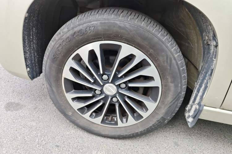 Used Dongfeng Fengon 380 2022 1.5L Comfort-Class Passenger Vehicle (Steel Spring) with 7 Seats Right Front Wheel Hub