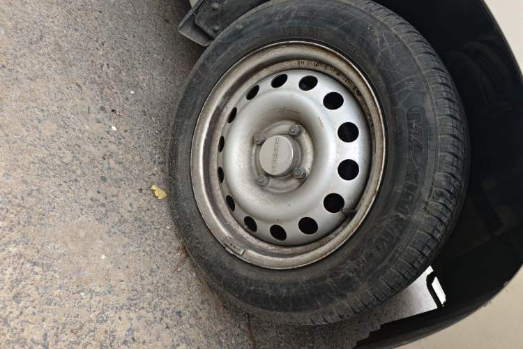 Used Dongfeng Fengon 380 2022 1.5L Standard Van 2 Seats Right Front Wheel Hub