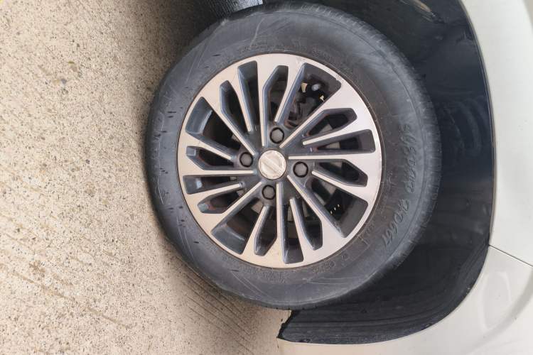 Used Dongfeng Fengon 380 2022 1.5L Comfort-Class Passenger Vehicle (Spiral Spring) – 7 Seats Right Front Wheel Hub