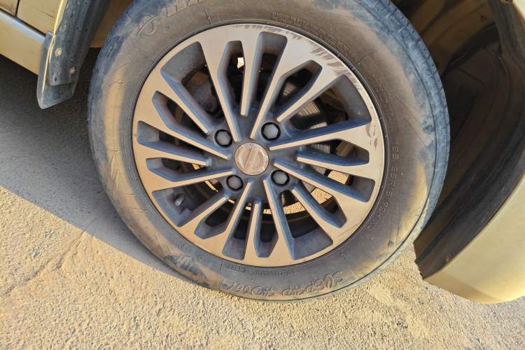 Used Dongfeng Fengon 380 2022 1.5L Comfort-Class Passenger Vehicle (Steel Spring) with 7 Seats Right Front Wheel Hub