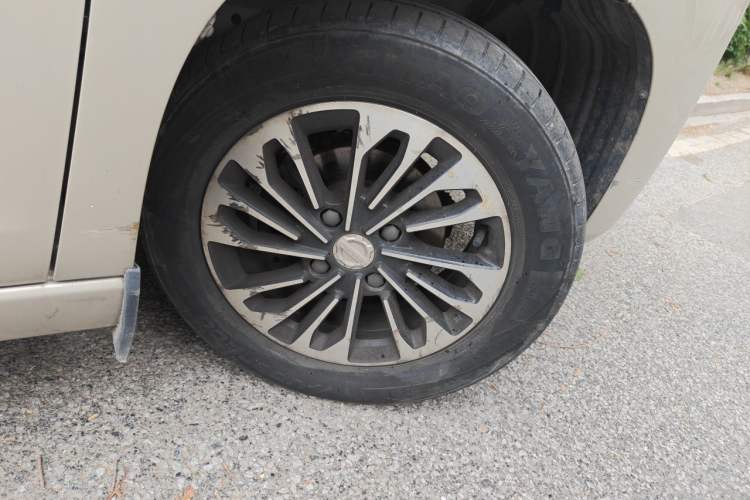 Used Dongfeng Fengon 380 2022 1.5L Comfort-Class Passenger Vehicle (Steel Spring) with 5 Seats Right Front Wheel Hub