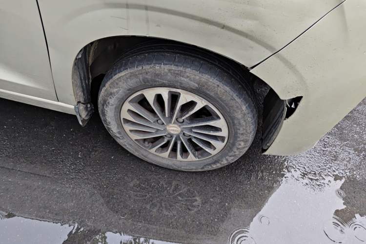 Used Dongfeng Fengon 380 2022 1.5L Comfort-Class Passenger Vehicle (Steel Spring) with 5 Seats Right Front Wheel Hub