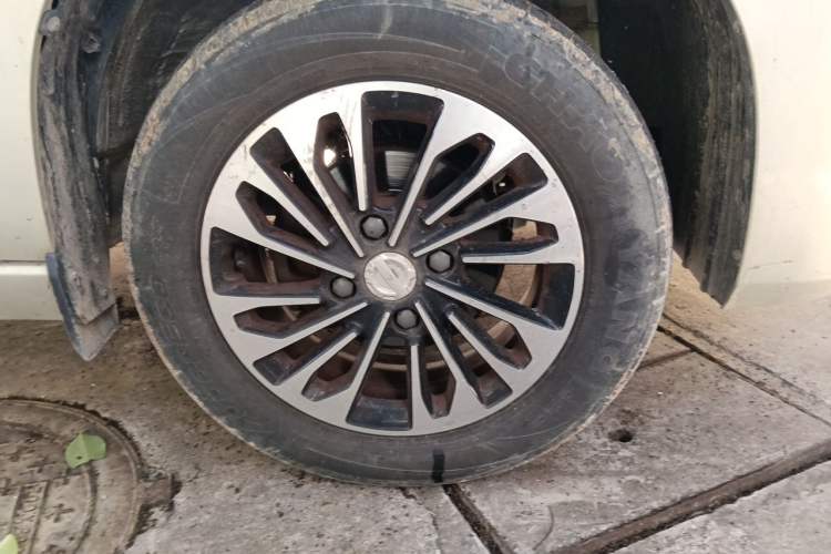 Used Dongfeng Fengon 380 2022 1.5L Standard Edition 7-Seater Passenger Vehicle Right Front Wheel Hub