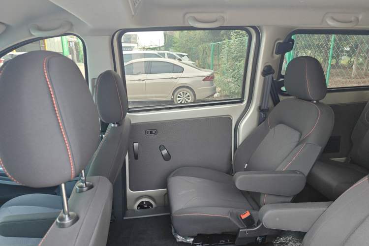 Used Dongfeng Fengon 380 2022 1.5L Comfort-Class Passenger Vehicle (Steel Spring) with 7 Seats Right Rear Door Interior