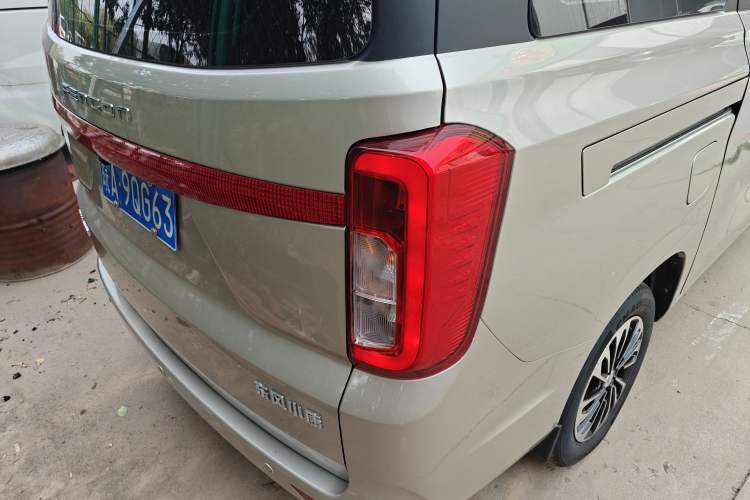 Used Dongfeng Fengon 380 2022 1.5L Comfort-Class Passenger Vehicle (Steel Spring) with 7 Seats Right Rear Taillight