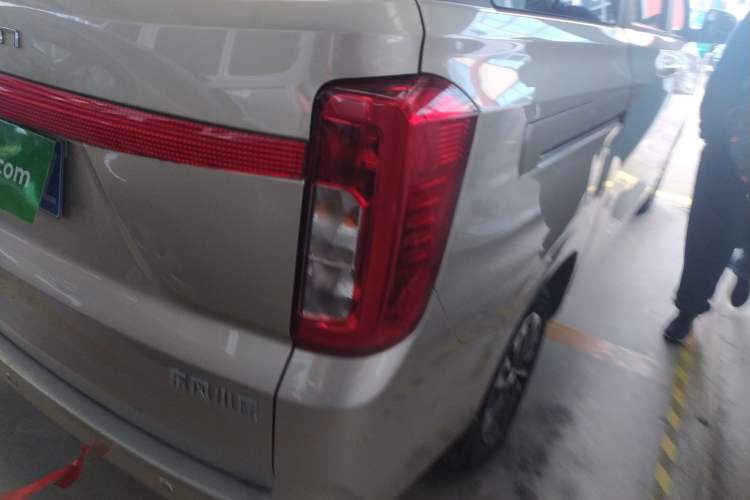 Used Dongfeng Fengon 380 2022 1.5L Comfort-Class Passenger Vehicle (Steel Spring) with 7 Seats Right Rear Taillight