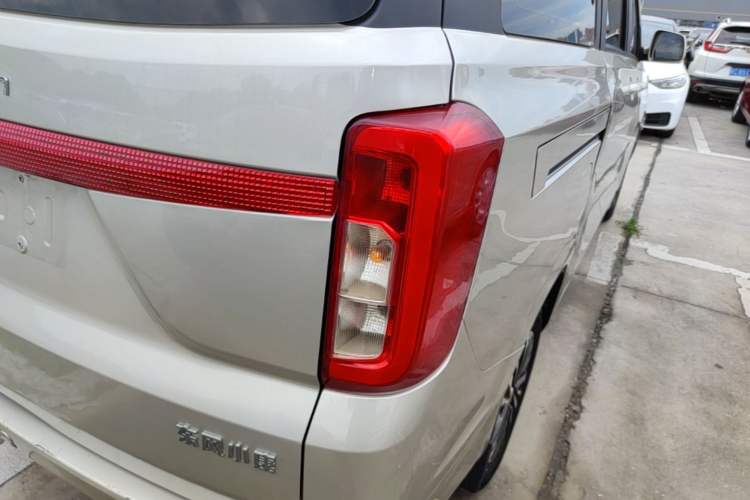 Used Dongfeng Fengon 380 2022 1.5L Comfort-Class Passenger Vehicle (Steel Spring) with 5 Seats Right Rear Taillight