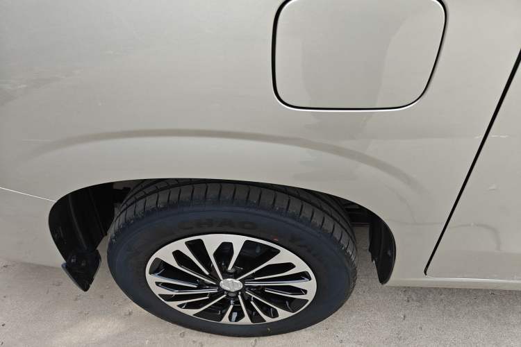 Used Dongfeng Fengon 380 2022 1.5L Comfort-Class Passenger Vehicle (Steel Spring) with 7 Seats Right Rear Wheel Hub