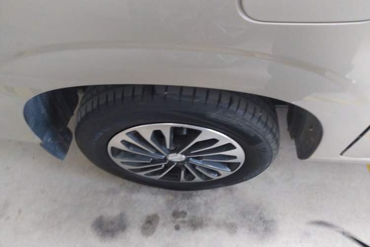 Used Dongfeng Fengon 380 2022 1.5L Comfort-Class Passenger Vehicle (Steel Spring) with 7 Seats Right Rear Wheel Hub