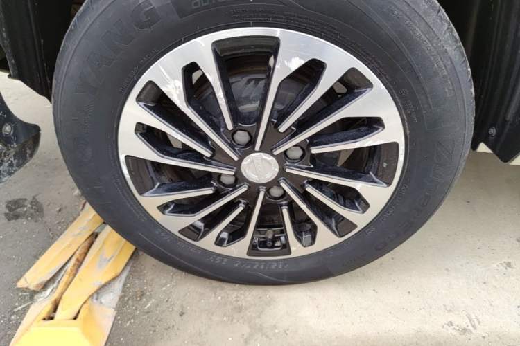 Used Dongfeng Fengon 380 2022 1.5L Comfort-Class Passenger Vehicle (Steel Spring) with 5 Seats Right Rear Wheel Hub
