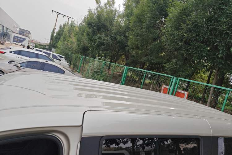Used Dongfeng Fengon 380 2022 1.5L Comfort-Class Passenger Vehicle (Steel Spring) with 7 Seats Roof