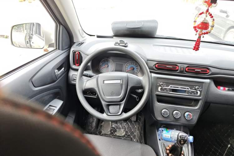 Used Dongfeng Fengon 380 2022 1.5L Comfort-Class Passenger Vehicle (Steel Spring) with 7 Seats Steering Wheel