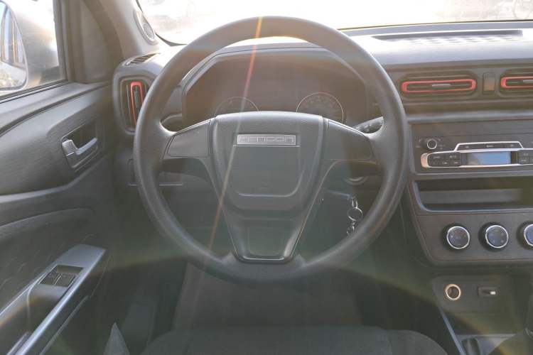 Used Dongfeng Fengon 380 2022 1.5L Comfort-Class Passenger Vehicle (Steel Spring) with 7 Seats Steering Wheel