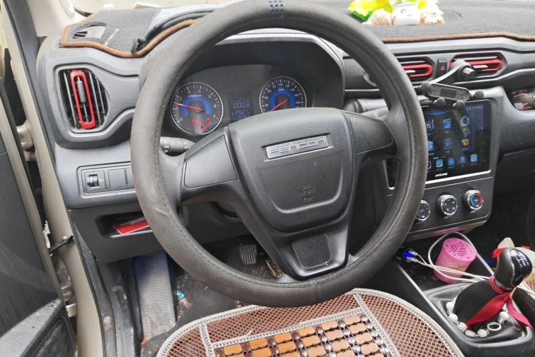 Used Dongfeng Fengon 380 2022 1.5L Comfort-Class Passenger Vehicle (Steel Spring) with 5 Seats Steering Wheel