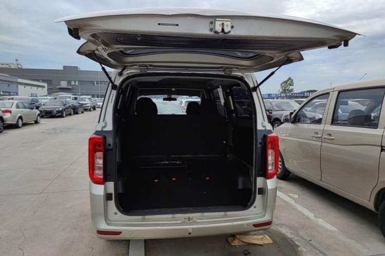 Used Dongfeng Fengon 380 2022 1.5L Comfort-Class Passenger Vehicle (Steel Spring) with 5 Seats Trunk