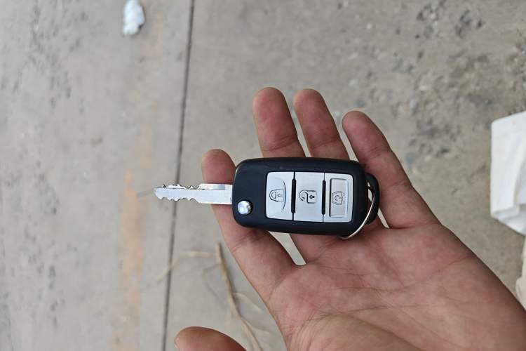 Used Dongfeng Fengon 380 2022 1.5L Comfort-Class Passenger Vehicle (Steel Spring) with 7 Seats Vehicle Key