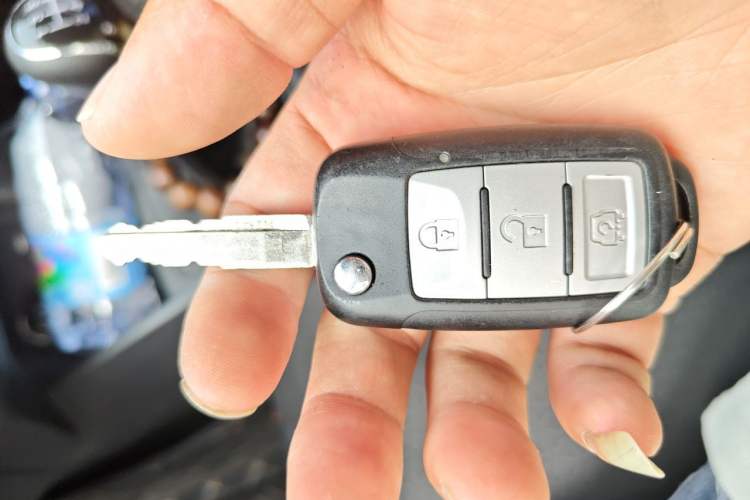 Used Dongfeng Fengon 380 2022 1.5L Comfort-Class Passenger Vehicle (Steel Spring) with 7 Seats Vehicle Key