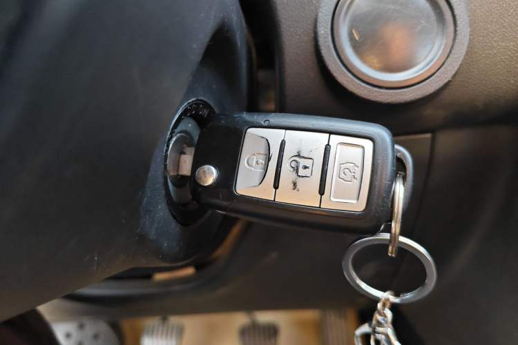 Used Dongfeng Fengon 380 2022 1.5L Comfort-Class Passenger Vehicle (Steel Spring) with 7 Seats Vehicle Key