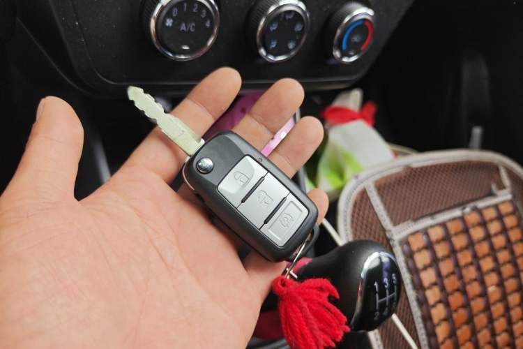 Used Dongfeng Fengon 380 2022 1.5L Comfort-Class Passenger Vehicle (Steel Spring) with 5 Seats Vehicle Key