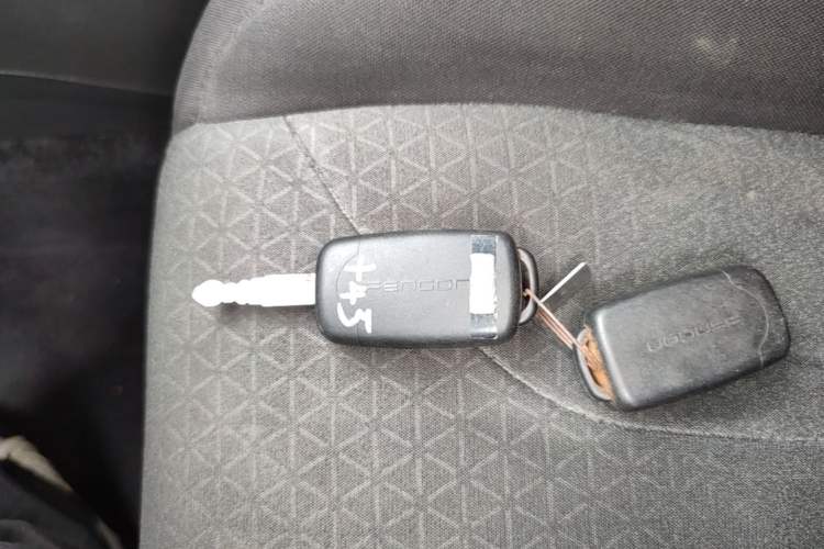 Used Dongfeng Fengon 380 2022 1.5L Comfort-Class Passenger Vehicle (Steel Spring) with 5 Seats Vehicle Key