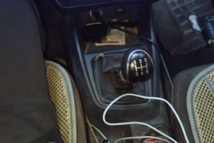 Used Dongfeng Fengon 380 2022 1.5L Comfort-Class Passenger Vehicle (Steel Spring) with 8 Seats Gear Lever