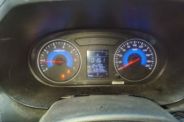 Used Dongfeng Fengon 380 2022 1.5L Comfort-Class Passenger Vehicle (Steel Spring) with 8 Seats Instrument Cluster