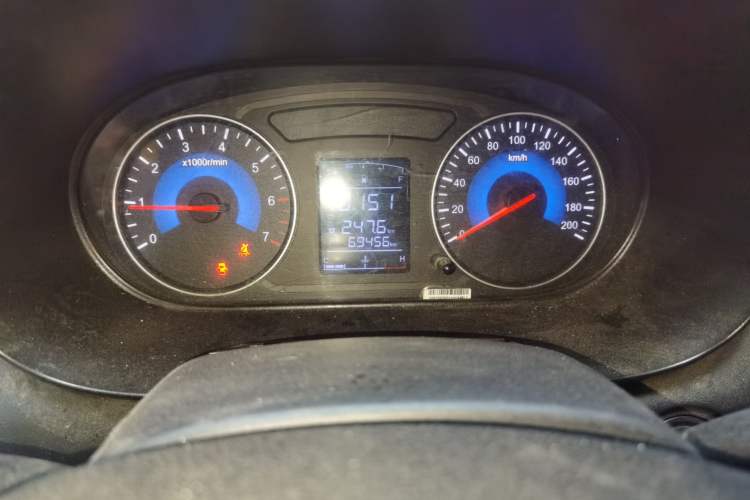 Used Dongfeng Fengon 380 2022 1.5L Comfort-Class Passenger Vehicle (Steel Spring) with 8 Seats Odometer Close Up