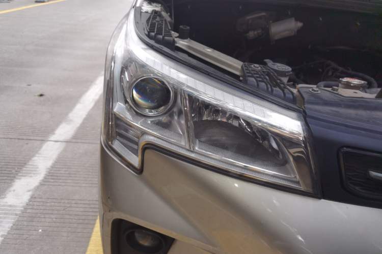 Used Dongfeng Fengon 380 2022 1.5L Comfort-Class Passenger Vehicle (Steel Spring) with 8 Seats Right Front Headlight
