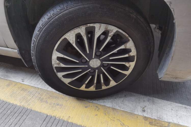 Used Dongfeng Fengon 380 2022 1.5L Comfort-Class Passenger Vehicle (Steel Spring) with 8 Seats Right Front Wheel Hub