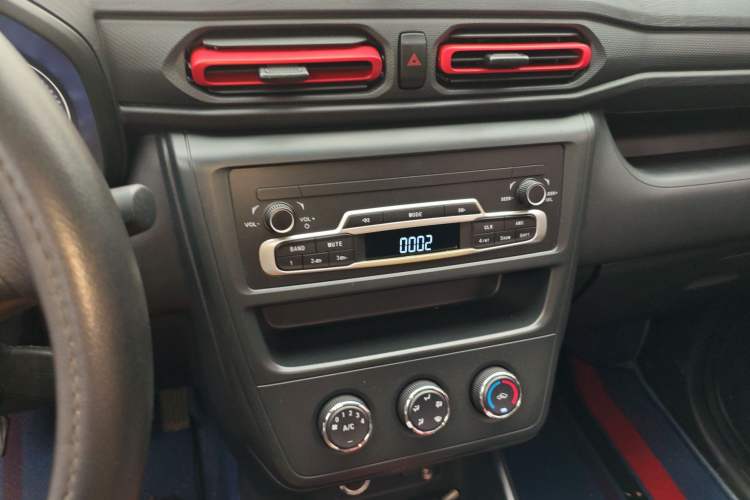 Used Dongfeng Fengon 380 2022 1.5L Luxury Edition Passenger Vehicle 5 Seats Audio And AC Panel