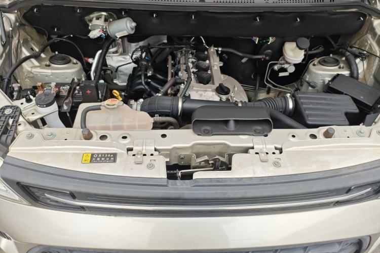 Used Dongfeng Fengon 380 2022 1.5L Luxury Edition Passenger Vehicle 5 Seats Engine Bay
