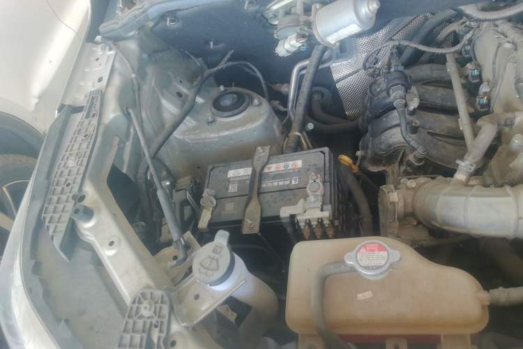 Used Dongfeng Fengon 380 2022 1.5L Luxury Edition Passenger Vehicle 5 Seats Engine Bay Right