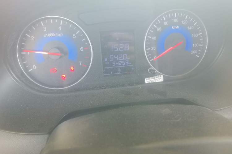 Used Dongfeng Fengon 380 2022 1.5L Luxury Edition Passenger Vehicle 5 Seats Odometer Close Up