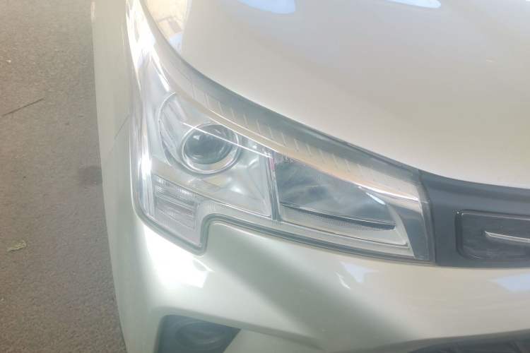 Used Dongfeng Fengon 380 2022 1.5L Luxury Edition Passenger Vehicle 5 Seats Right Front Headlight