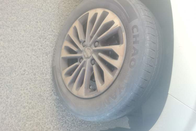 Used Dongfeng Fengon 380 2022 1.5L Luxury Edition Passenger Vehicle 5 Seats Right Front Wheel Hub