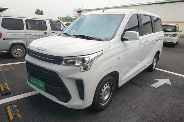 Dongfeng Fengon 380 2022 1.5L Luxury Edition Passenger Vehicle 5 Seats مستعملة