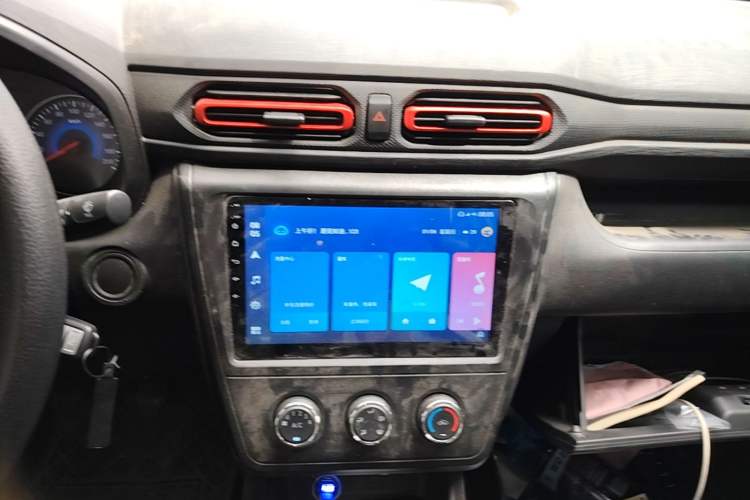 Used Dongfeng Fengon 380 2022 1.5L Luxury Edition Passenger Vehicle 5 Seats Audio And AC Panel