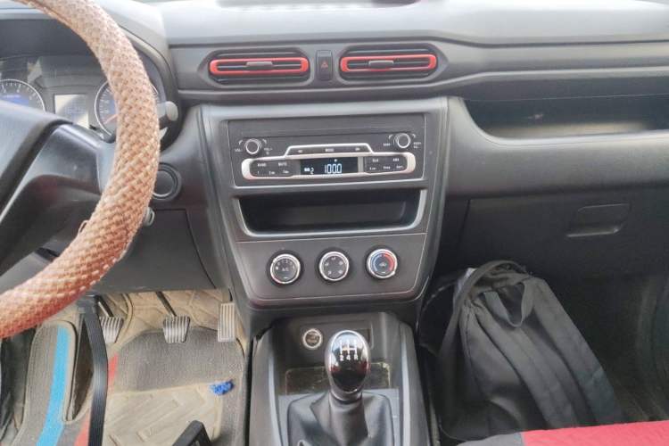 Used Dongfeng Fengon 380 2022 1.5L Standard Edition 7-Seater Passenger Vehicle Audio And AC Panel