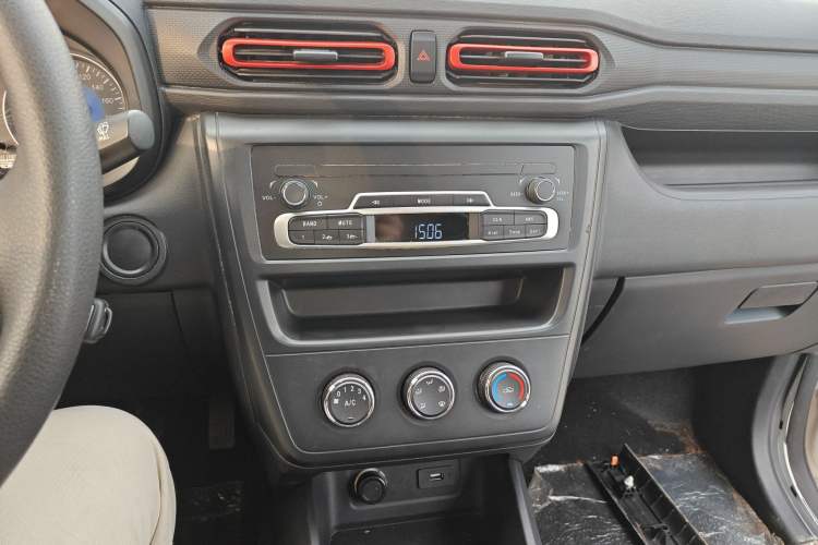 Used Dongfeng Fengon 380 2022 1.5L Comfort-Class Passenger Vehicle (Steel Spring) with 7 Seats Audio And AC Panel