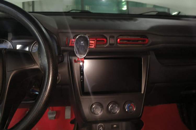 Used Dongfeng Fengon 380 2022 1.5L Comfort-Class Passenger Vehicle (Steel Spring) with 7 Seats Audio And AC Panel
