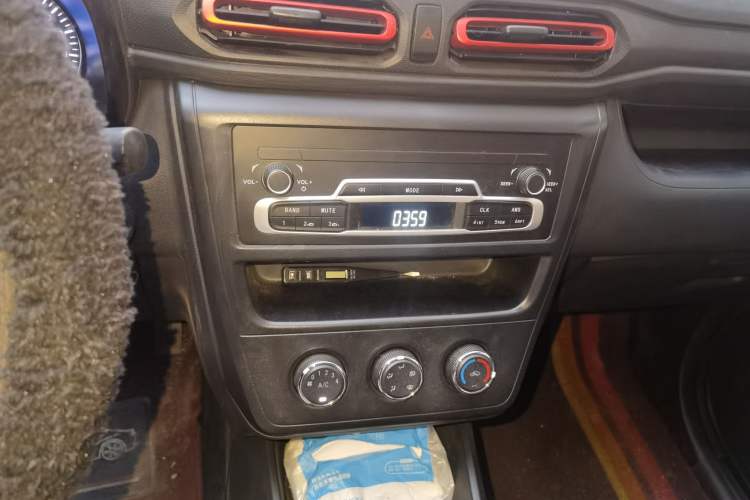 Used Dongfeng Fengon 380 2022 1.5L Comfort-Class Passenger Vehicle (Steel Spring) with 7 Seats Audio And AC Panel