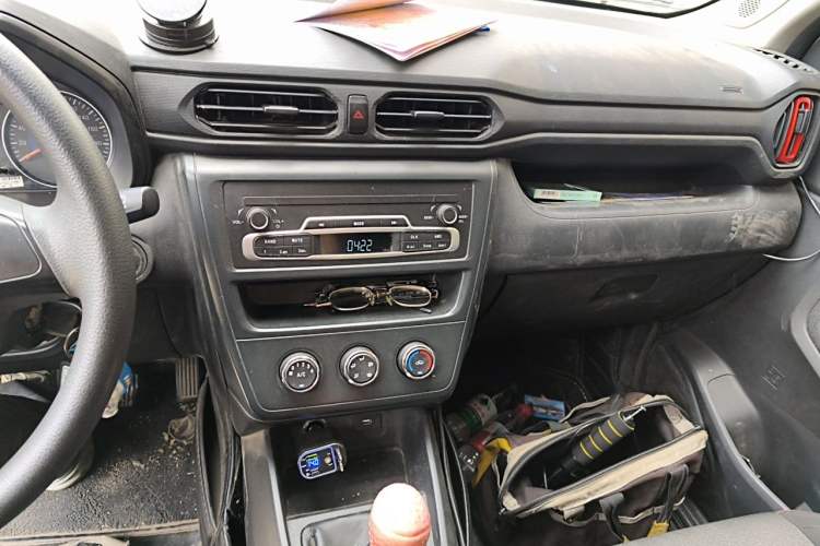 Used Dongfeng Fengon 380 2022 1.5L Comfort-Class Passenger Vehicle (Steel Spring) with 5 Seats Audio And AC Panel