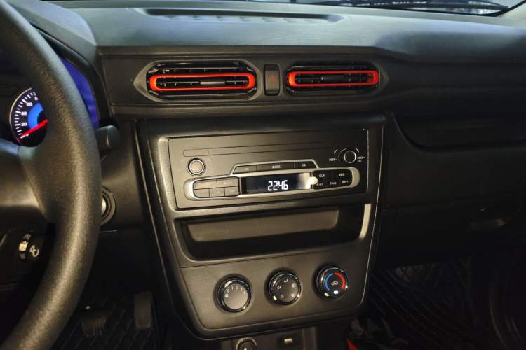 Used Dongfeng Fengon 380 2022 1.5L Luxury Edition Passenger Vehicle 5 Seats Audio And AC Panel