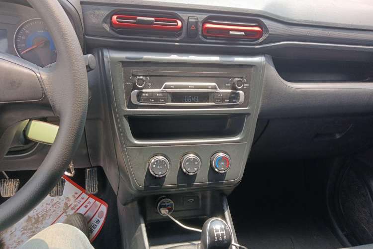 Used Dongfeng Fengon 380 2022 1.5L Comfort-Class Passenger Vehicle (Spiral Spring) – 7 Seats Audio And AC Panel