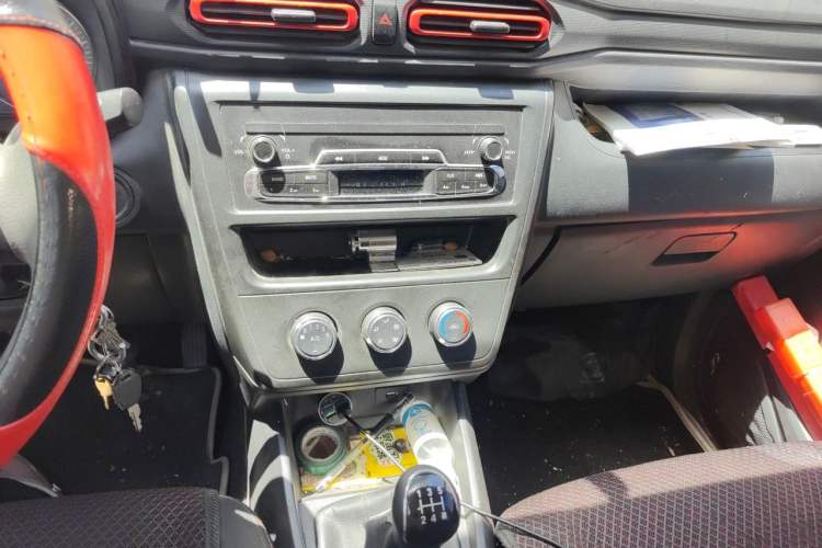 Used Dongfeng Fengon 380 2022 1.5L Comfort-Class Passenger Vehicle (Spiral Spring) – 5 Seats Audio And AC Panel