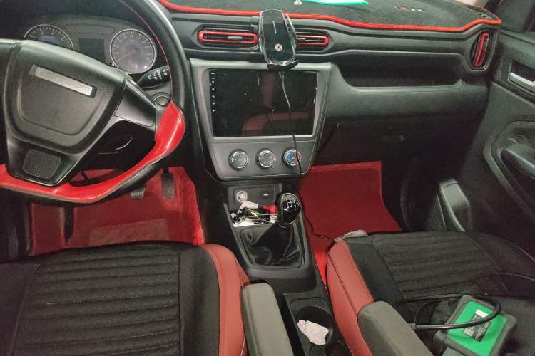 Used Dongfeng Fengon 380 2022 1.5L Comfort-Class Passenger Vehicle (Steel Spring) with 7 Seats Audio And AC Panel