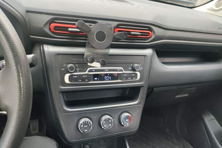 Used Dongfeng Fengon 380 2022 1.5L Comfort-Class Passenger Vehicle (Steel Spring) with 7 Seats Audio And AC Panel