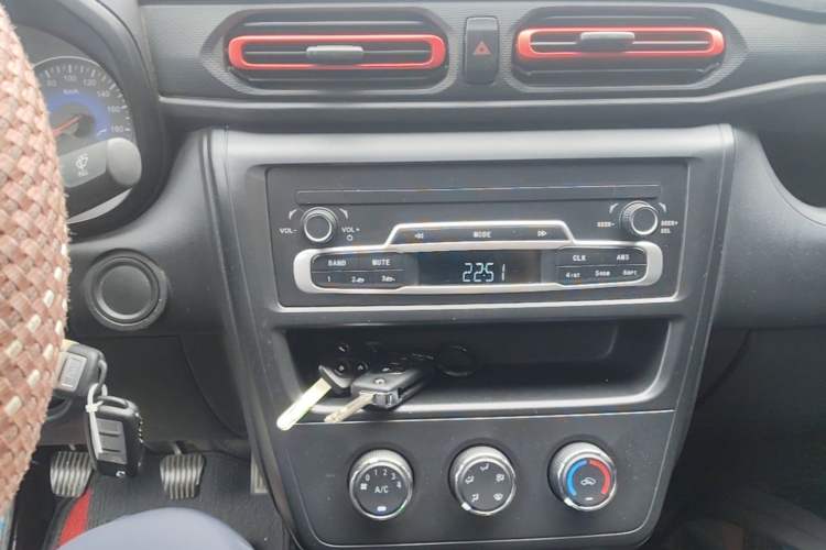 Used Dongfeng Fengon 380 2022 1.5L Standard Edition 7-Seater Passenger Vehicle Audio And AC Panel