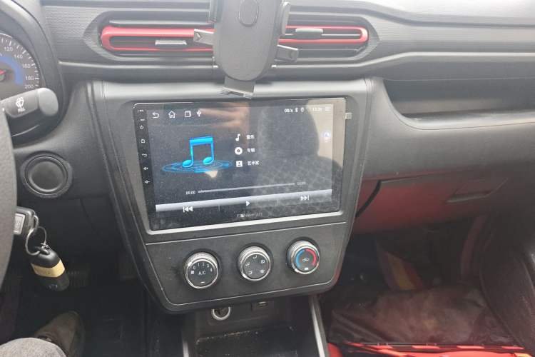 Used Dongfeng Fengon 380 2022 1.5L Comfort-Class Passenger Vehicle (Spiral Spring) – 7 Seats Audio And AC Panel